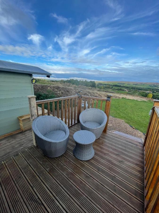 Oakley View Shepherds Hut With Hot Tub Chalet *