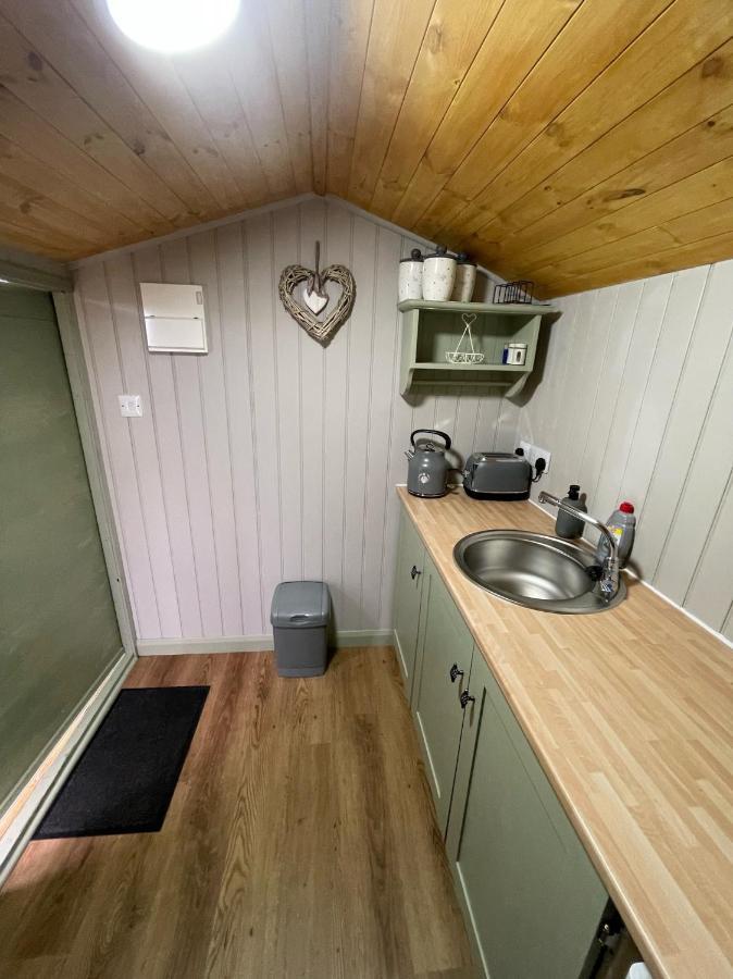 Oakley View Shepherds Hut With Hot Tub *