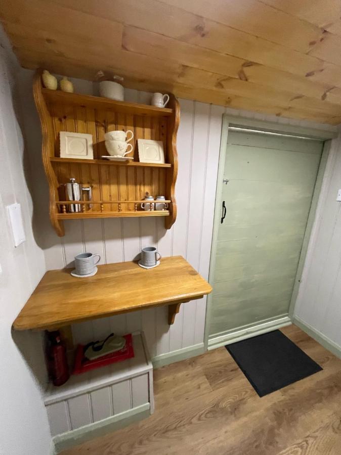 Oakley View Shepherds Hut With Hot Tub Chalet *