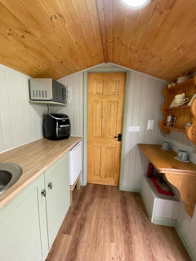 Oakley View Shepherds Hut With Hot Tub Chalet
