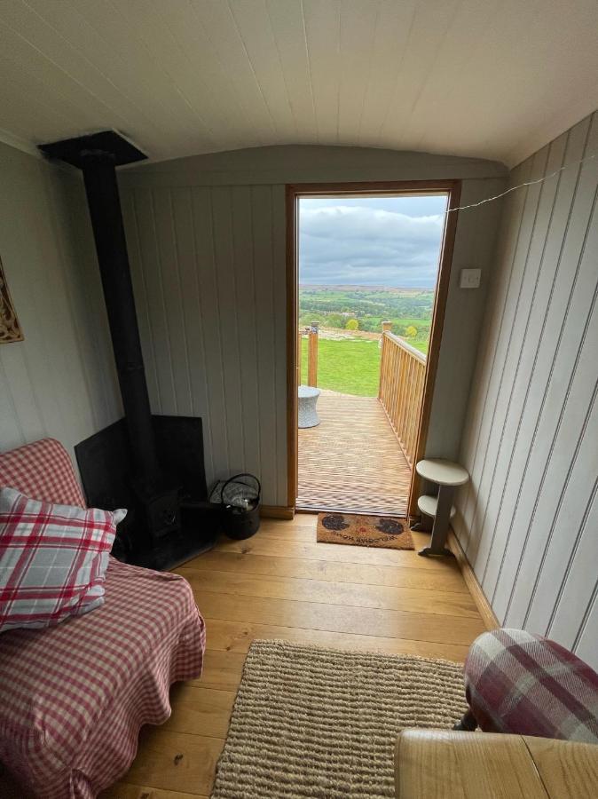 Oakley View Shepherds Hut With Hot Tub Chalet *