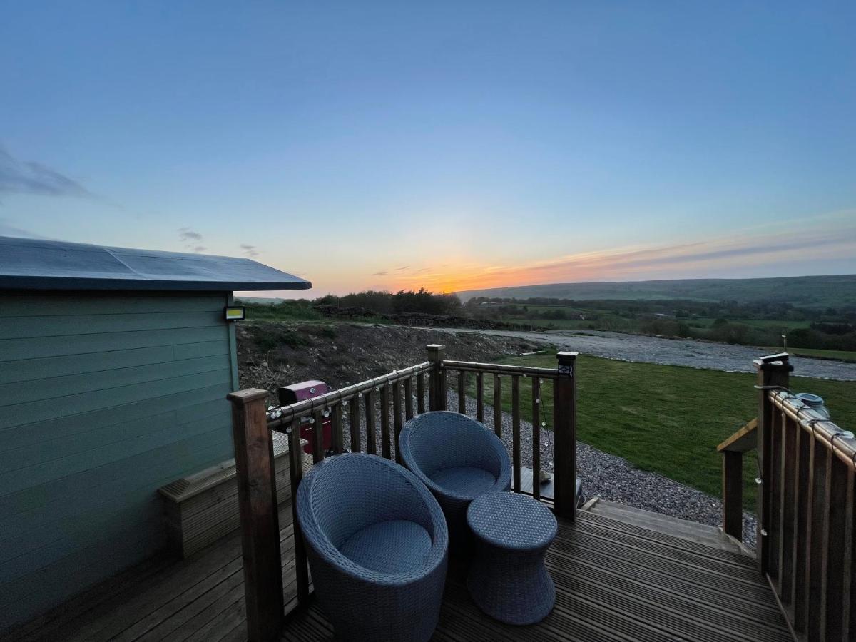 Oakley View Shepherds Hut With Hot Tub Chalet