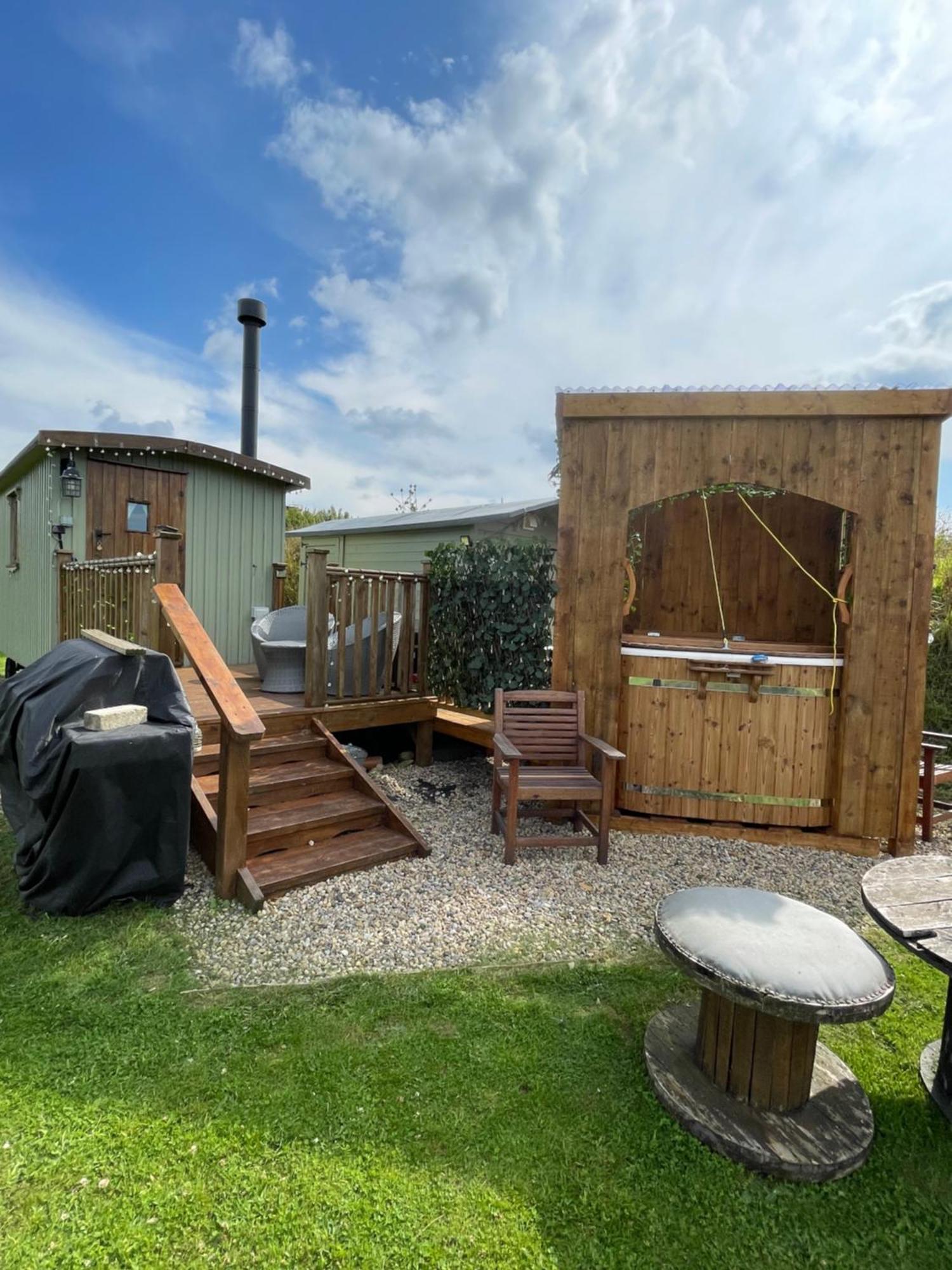 Oakley View Shepherds Hut With Hot Tub Chalet