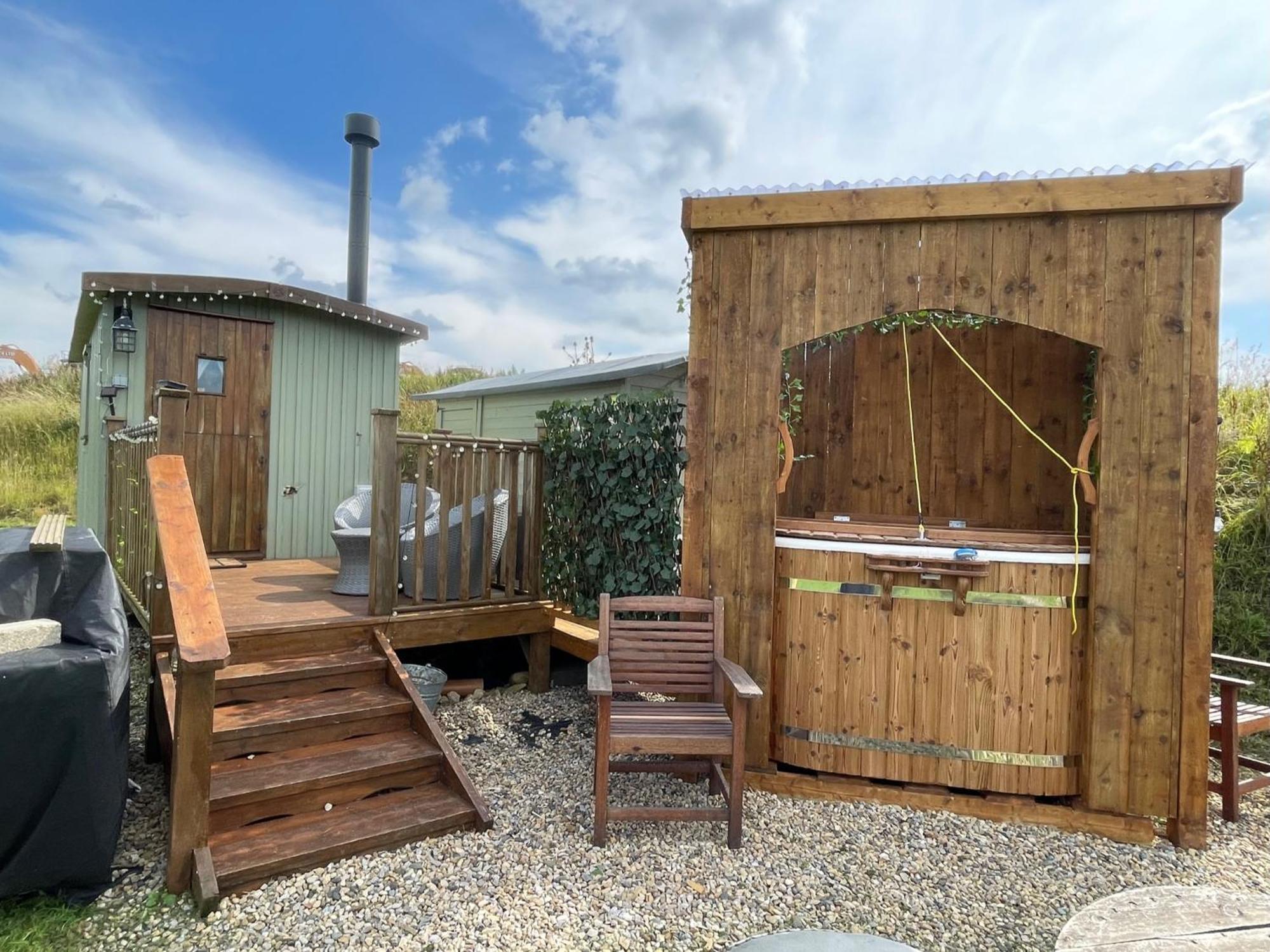 Oakley View Shepherds Hut With Hot Tub