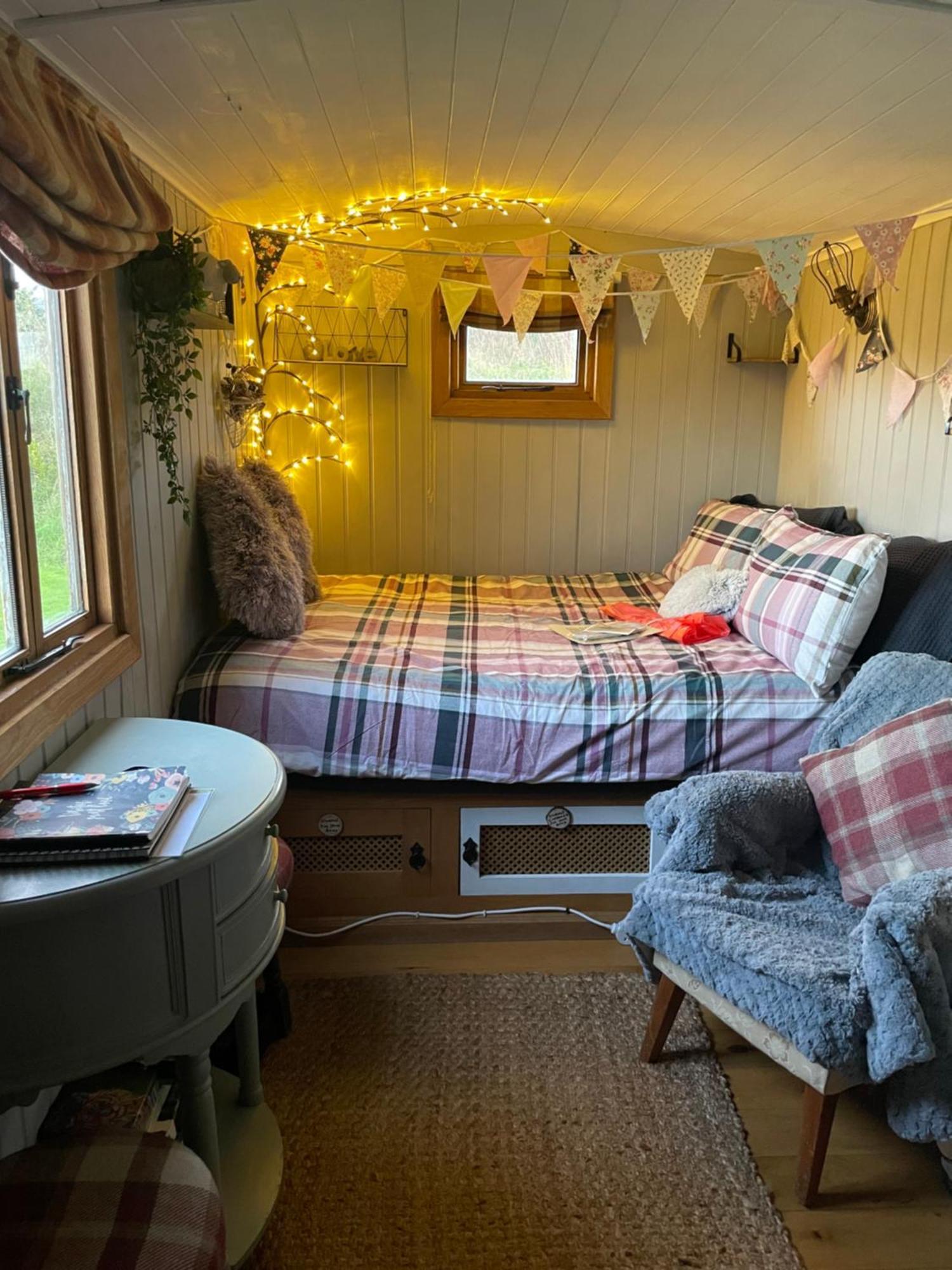 Chalet Oakley View Shepherds Hut With Hot Tub Whitby