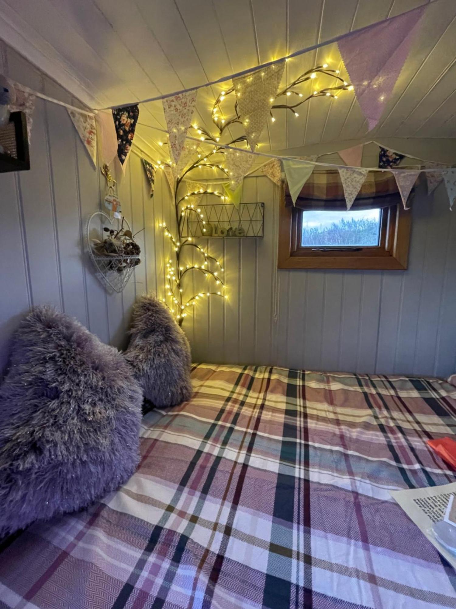 Oakley View Shepherds Hut With Hot Tub Whitby