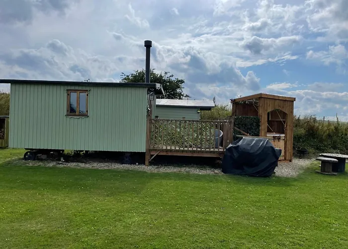 Oakley View Shepherds Hut With Hot Tub