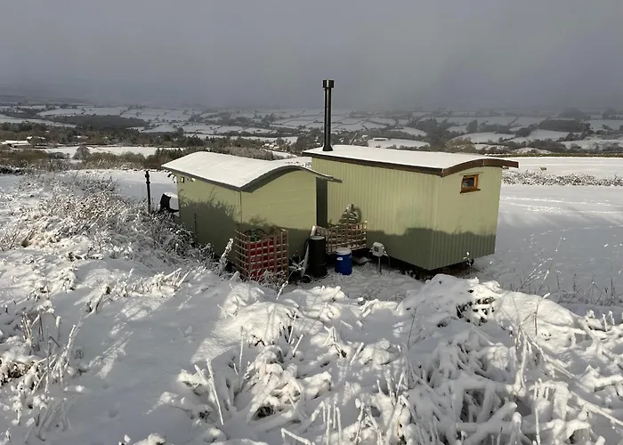 Oakley View Shepherds Hut With Hot Tub