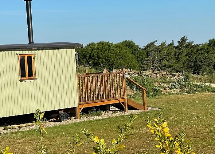 Oakley View Shepherds Hut With Hot Tub