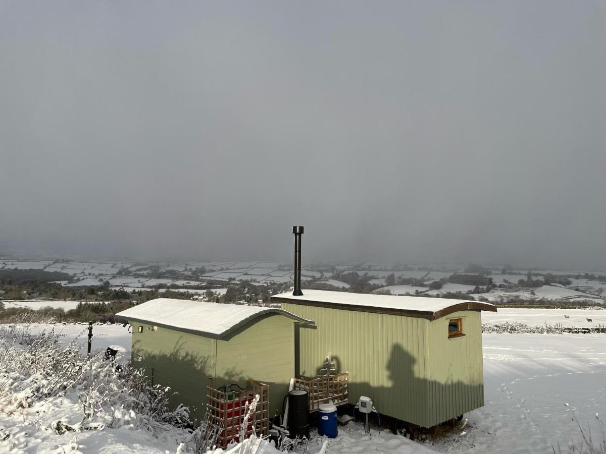Oakley View Shepherds Hut With Hot Tub Chalet *