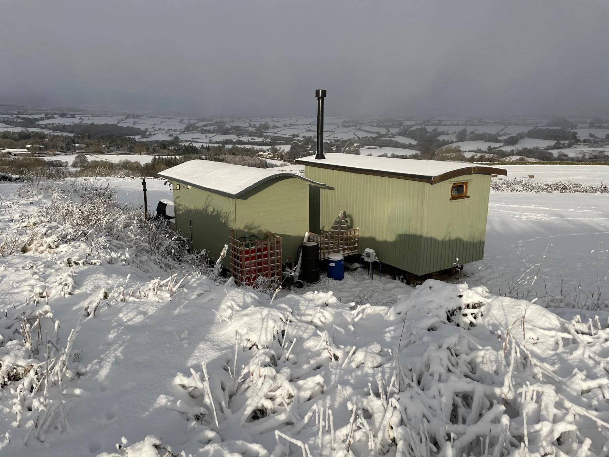 Oakley View Shepherds Hut With Hot Tub Chalet
